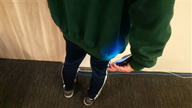 ▲男子偷偷在背後將手機關機。（示意圖／三立新聞網）