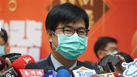 愛情摩天輪喊卡  陳其邁擬提亞灣2.0計畫替代針對愛情摩天輪開發案是不是有替代方案，高雄市長陳其邁17日上午出席牛年小提燈發布會後受訪回應，自己從上任後就開啟整個「亞灣2.0」計畫，將以「前店後廠」概念分期分階段導入新商業模式，而非以過去想法思考。中央社記者董俊志攝  110年2月17日