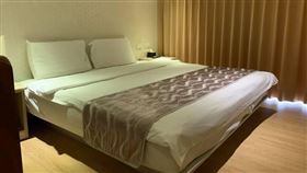 爆怨／還剩7分鐘退房！女子全裸換衣　遭房務人員刷卡硬闖。（圖／翻攝自爆怨公社臉書）