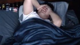 安迪睡眠過程中，觀眾只要出錢斗內，就能選擇各種噪音來干擾他。（圖／翻攝自自Asian Andy推特）