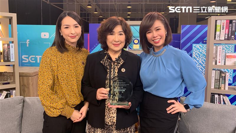 拄枴杖也不請假　65歲媽不退休人生