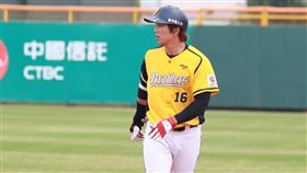 中信兄弟隊內賽　周思齊上壘率百分百中職中信兄弟隊17日在屏東舉辦隊內賽，野手周思齊上壘率百分百，全場2打數敲出2支安打，選到1次保送，還有1支高飛犧牲打。（中信兄弟提供）中央社記者楊啟芳傳真  110年2月17日