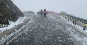 合歡山間歇降冰霰  車輛行駛部分路段