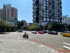 養地等開發，台中五期掀投資卡位戰，公益大墩商圈街景（圖／台灣房屋南屯大墩特許加盟店提供）