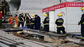 山東煙台一個多月連續兩起礦災山東煙台市棲霞市笏山金礦1月10日發生爆炸事故，10人遇難；2月17日，煙台市招遠市曹家窪金礦又因井下設備檢修發生火災，6人死亡。圖為1月20日笏山金礦事故現場的救援情況。（中新社提供）中央社  110年2月18日