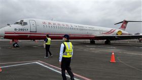 ▲行政執行署台北分署拍賣遠航MD82型客機，歷經3次流標，農曆年前終於賣出，成交價450萬。（圖／翻攝畫面）