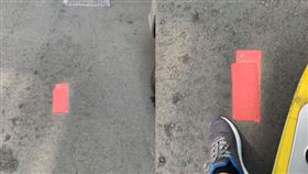 馬路被放2個紅包！他靠近一看傻眼「弄不起來」　千人笑翻：掉漆(圖/翻攝自《爆廢公社二館》臉書)