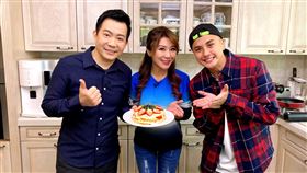 ▲曾子余和吳秉承直擊佩珍家的廚房。
