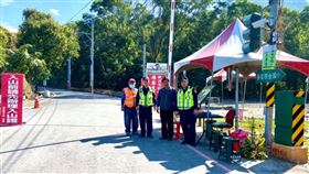 屏東瑪家專五道路啟用遊客增屏東縣瑪家鄉專五道路9日啟用，加上年前多了手機基地台，過年期間遊客大增，瑪家鄉公所派員在入口設管制站，沒在網路上申請入山遊客，當場輔導至瑪家分駐所辦理。（梁明輝提供）中央社記者郭芷瑄傳真  110年2月18日