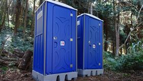 加里山大坪登山口設流動廁所苗栗縣南庄加里山近年登山遊客增加，林務局新竹林區管理處在加里山步道大坪支線登山口設置2座流動廁所，提供民眾在上山前先行「解放」，減少在登山過程中排放需求。（林務局新竹林管處提供）中央社記者管瑞平傳真　110年2月18日