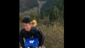 ▲外送員爬400多階梯送達一箱啤酒。（圖／翻攝自微信影片）