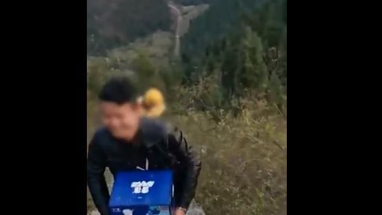 外送員為30元　扛一箱啤酒上山頂
