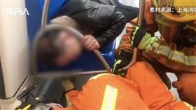 上海地鐵,頭卡住(圖/翻攝自澎湃新聞)