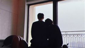 李榮浩與楊丞琳背影合照。