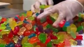 網友偶然看見小熊軟糖的新吃法，感到相當崩潰。（圖／翻攝自instagram／foodnetwork）