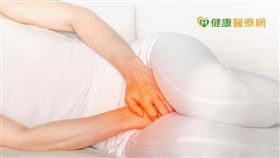 坊間許多私密處保養品，選擇上建議不含薄荷、酒精成分的保養品，成分單純，盡量以天然植物萃取為主，或是益生菌生態營養素，例如天然的台灣蜂膠。