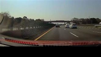 離譜！飛車撞前車「開花」加速繼續開