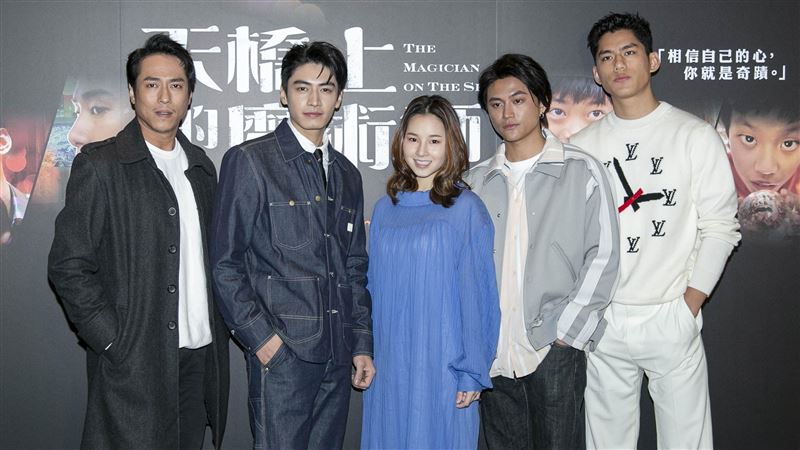金鐘女星尬3男　鏡頭吸嘴10秒被攝
