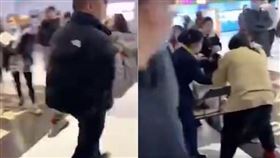 浙江一間電影院疑似一氧化碳濃度超標，多人觀影到一半身體不適，被抬出影廳。（圖／翻攝自澎湃新聞）