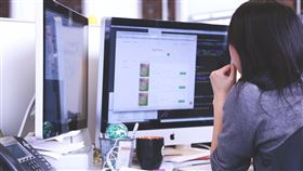 ▲許多人辦公桌雜亂容易分心處理公事也較不容易。（示意圖）（圖／pixabay）