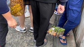 衝清水地熱！驚見阿伯「老鼠籠」裝食材（圖／翻攝自爆怨公社臉書）