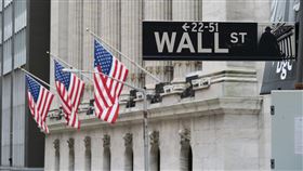 疫情憂慮再起  美股道瓊指數暴跌1861點美股當地時間11日因投資人擔憂疫情捲土重來而重挫，道瓊工業指數暴跌1861點，創近3個月來最糟表現。圖為華爾街路標與紐約證券交易所。中央社記者尹俊傑紐約攝  109年6月12日