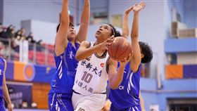 UBA世新女籃得分破百  跨季17連勝109學年度大專籃球聯賽（UBA）公開女一級6強複賽首戰18日下午登場，世新大學在外籍生潔丹妮兒（中）20 分帶領下，終場以124比48輕取台灣體大，拿下跨季17連勝。（大專體總提供）中央社記者黃巧雯傳真  110年2月18日