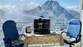 氣象局長鄭明典今（19）天在臉書貼出一張照片寫下「等兩個人的咖啡！」（圖／翻攝自鄭明典臉書）