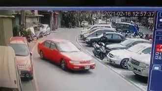 重機被強迫讓位！紅車男亂挪車下場慘