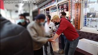 法男煮百碗麻油雞　助台街友暖過冬