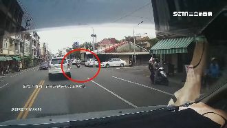 轎車並排臨停突開門　騎士遭擊落噴飛