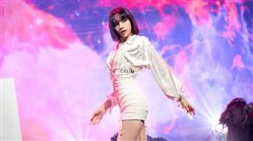 Lisa受邀擔任中國選秀節目《青春有你3》舞蹈導師。（圖／翻攝自lalalalisa_m微博）