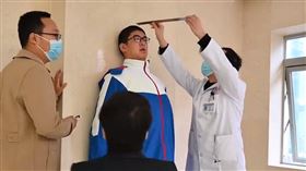 14歲童「身高221公分」！申請金氏紀錄　網看父母秒懂（圖／翻攝自微博）