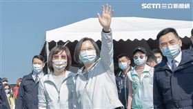 蔡英文參訪「重劃區農田排水系統性改善工程與水林鄉水林番薯推動『優良農地加值計畫』灣西專區」、「口湖鄉第九養殖專區」及「台西海口生活館」。（圖／總統府提供）