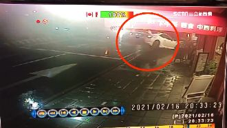 天雨路滑開太快　車子甩尾衝上人行道