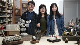 花蓮2學子參加全國陶藝競賽獲獎花蓮海星高中高二生楊於道（左）、花蓮女中高一生林湘芹（右）參加全國兒少陶藝獎高中職組，分別獲得首獎及優選，與指導老師彭雅美（中）分享獲獎喜悅。中央社記者張祈攝  110年2月19日