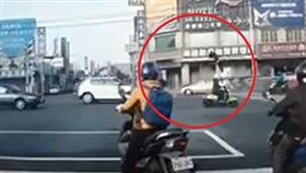 雲林轎車衝撞　2騎士噴飛2樓高1死(圖/翻攝畫面)
