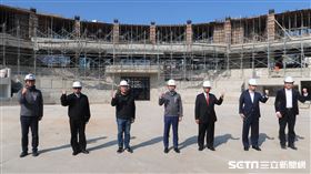 新竹市長林智堅邀請中職會長蔡其昌、體育署長張少熙和頂新和德文基金會創辦人魏應充共同視察棒球場改建工程。（圖／記者王怡翔攝影）