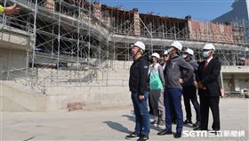 新竹市長林智堅邀請中職會長蔡其昌、體育署長張少熙和頂新和德文基金會創辦人魏應充共同視察棒球場改建工程。（圖／記者王怡翔攝影）