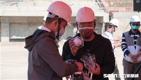 蔡其昌送出第一顆2021有會長簽名的實戰球給林智堅。（圖／記者王怡翔攝影）