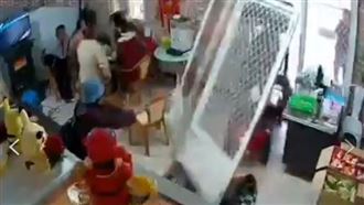 登門拜年「騎車」破家門　網笑：出事