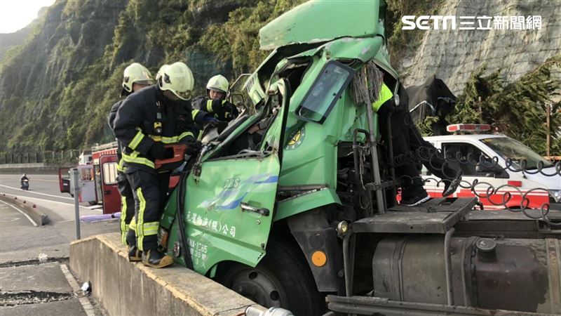 新／新北貢寮貨櫃車翻覆　駕駛無呼吸