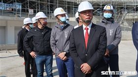 味全龍隊創辦人魏應充視察新竹球場。（圖／記者王怡翔攝影）