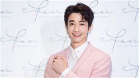 劉以豪力挺昔日同門模特兒侍懷鳳。（圖／SHEE’S FINE JEWELRY提供）

暖男力挺愛牌 粉紅夢幻現身 分享訂製喜悅