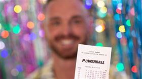 ▲洛基與他得獎的彩券。（圖／翻攝自澳洲威力球公司）
