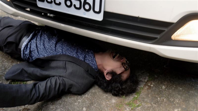 犯人持刀挾持　男星被卡車底險遭輾斃