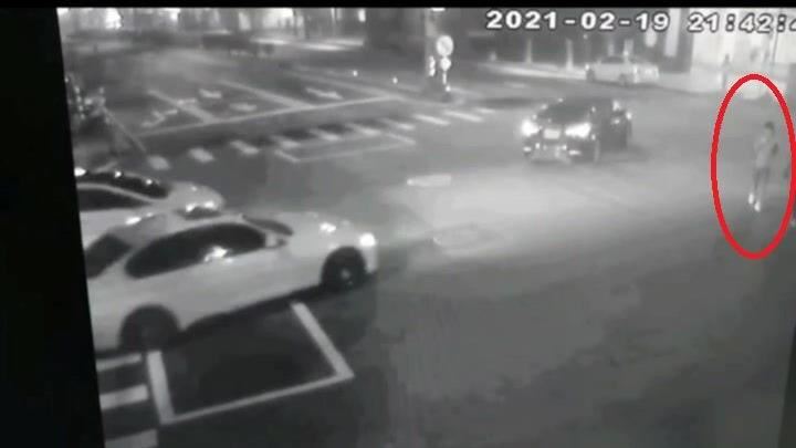 疑對闖燈車丟飲料杯　2男中刀畫面曝