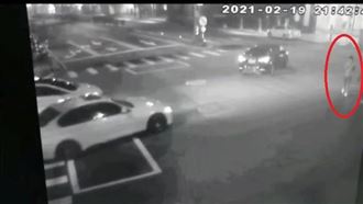 疑對闖燈車丟飲料杯　2男中刀畫面曝