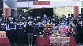 鴻海舉行開工祭祀儀式  董事長劉揚偉親自主持鴻海20日上午在新北市土城總部舉行開工祭祀儀式，董事長劉揚偉（舉祭品者）親自主持。中央社記者鍾榮峰攝  110年2月20日