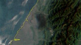 台中后里橡膠工廠大火 黑煙竄天際 衛星雲圖出現黑雲 穿山甲救援協會提供